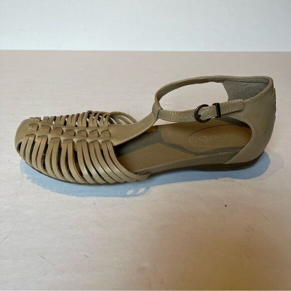 Women's BareTraps T Strap Sandals Taupe  Size 10M Closed Toe Flats - Picture 4 of 9